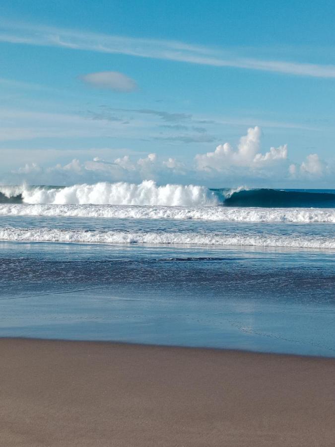 Rumah Nalu Surf Camp Krui Buitenkant foto